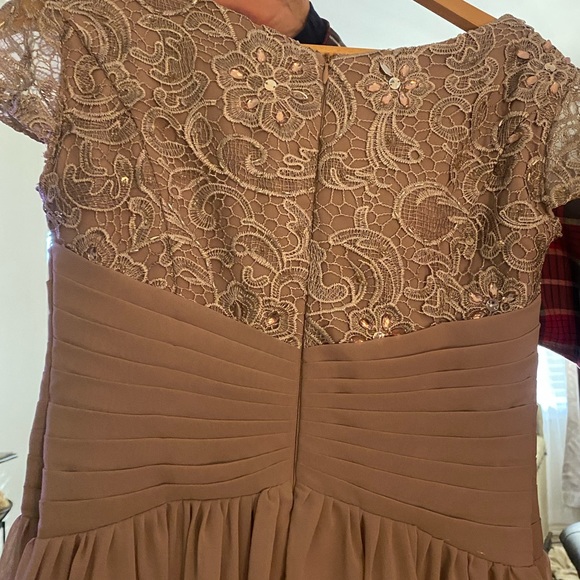Woman’s formal dress worn once great condition size 10/12 taupe color - Picture 4 of 15
